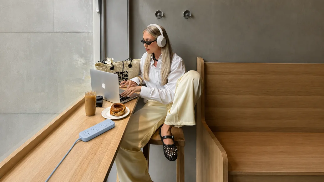 Traveller working on a laptop in a cafe with a Baby Blue Roamboard on the table
